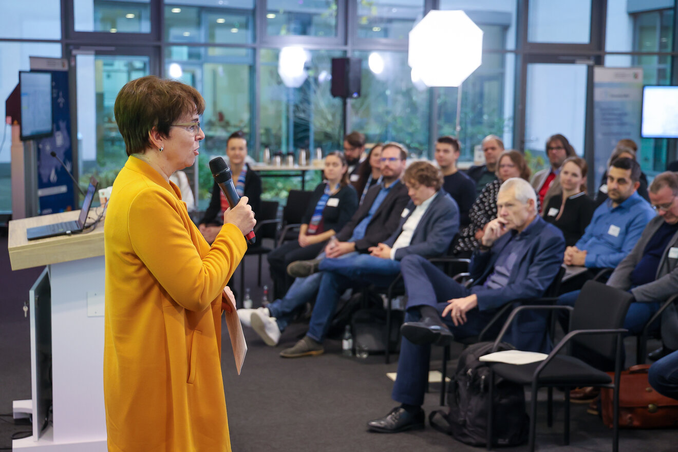 LANUV-Präsidentin Elke Reichert begrüsste die Gäste in Duisburg und in der Videokonferenz